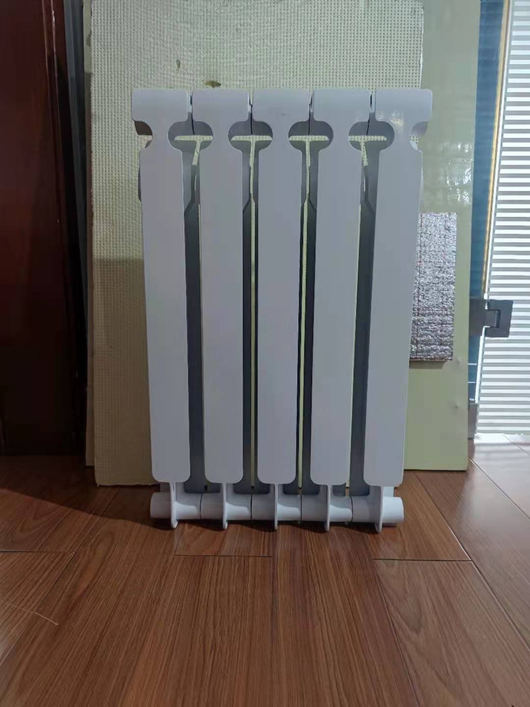 暖氣片停暖變涼，但是該做的工作不能停
